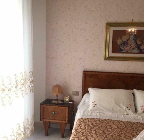 Pokój Czteroosobowy Standard z Balkonem, B&b Donna Porzia