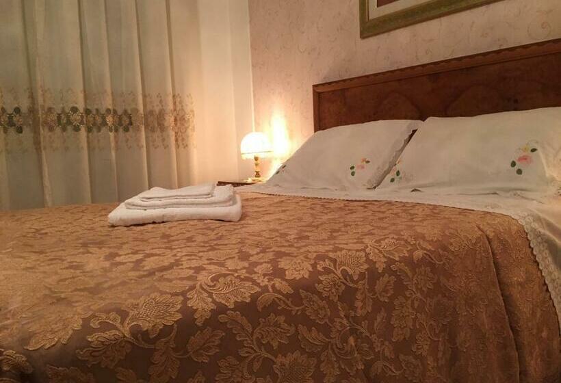 Pokój Czteroosobowy Standard z Balkonem, B&b Donna Porzia