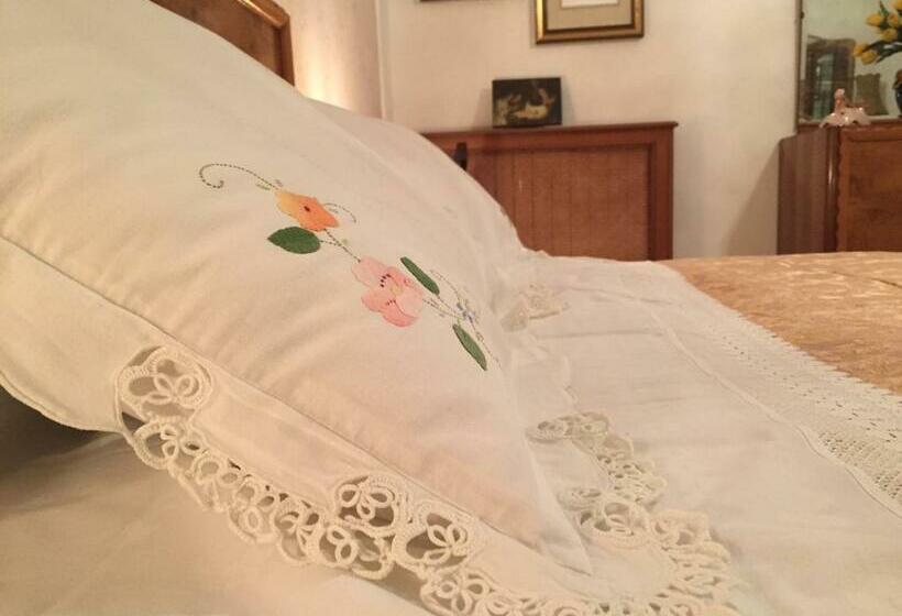 Pokój Czteroosobowy Standard z Balkonem, B&b Donna Porzia