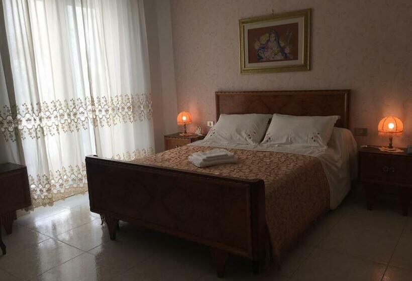 Pokój Czteroosobowy Standard z Balkonem, B&b Donna Porzia