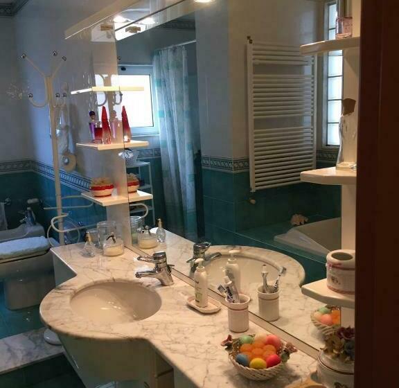 Pokój Czteroosobowy Standard z Balkonem, B&b Donna Porzia