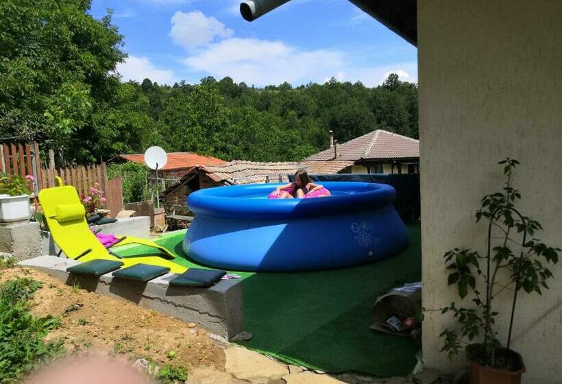 شقة غرفة واحدة, къща за гости чичарите