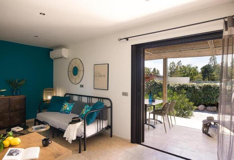 プールの見える１ベッドルームアパートメント, Résidence I Levri