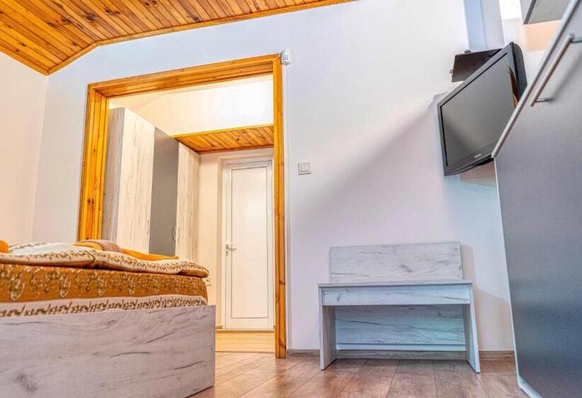 バルコニー付きスタンダードトリプルルーム, къща за гости крушун