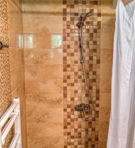 バルコニー付きスタンダードトリプルルーム, къща за гости крушун