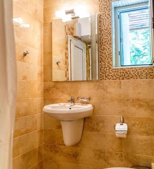 バルコニー付きスタンダードトリプルルーム, къща за гости крушун