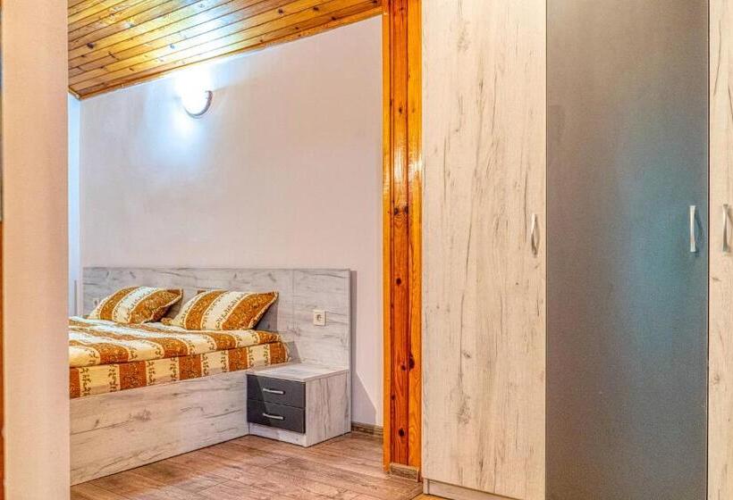 バルコニー付きスタンダードトリプルルーム, къща за гости крушун