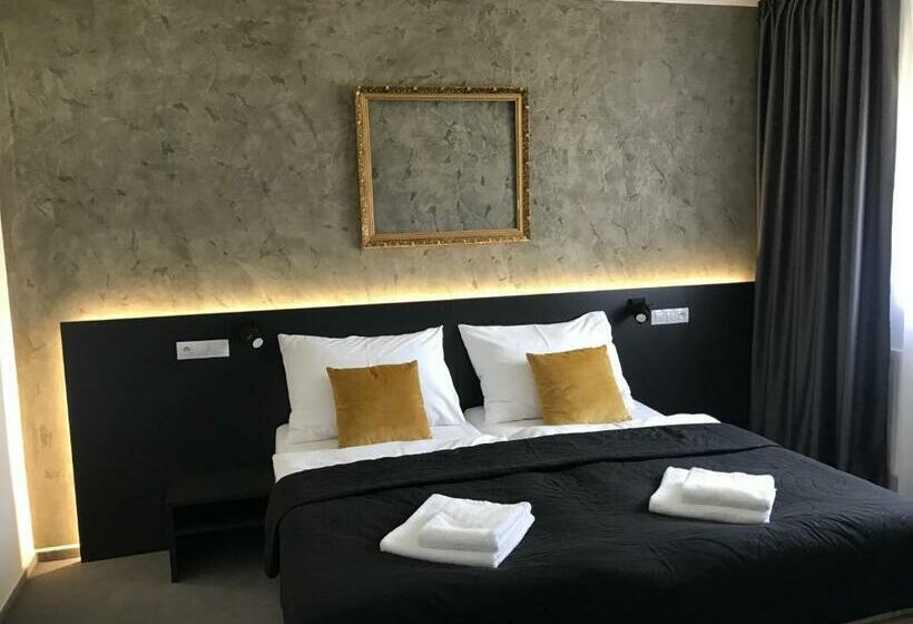 غرفة ديلوكس ثلاثية, 14dveří