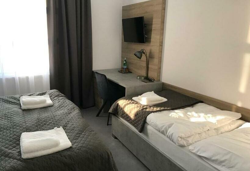 غرفة ديلوكس ثلاثية, 14dveří