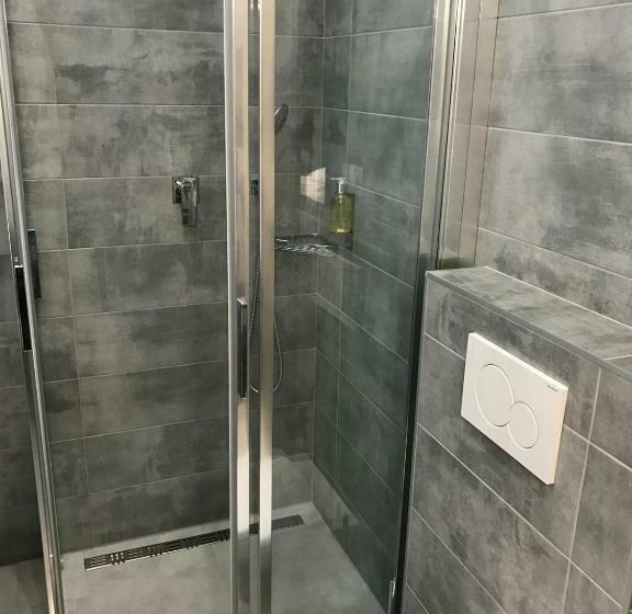 غرفة ديلوكس ثلاثية, 14dveří