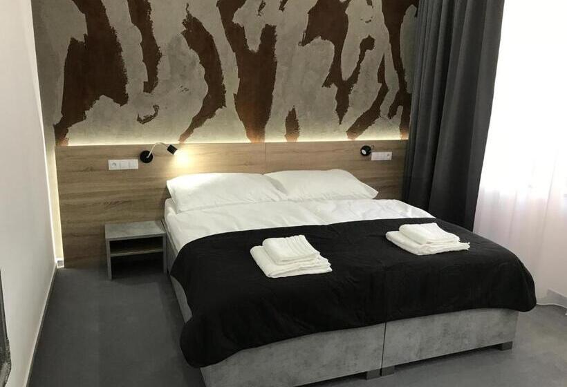 غرفة ديلوكس, 14dveří