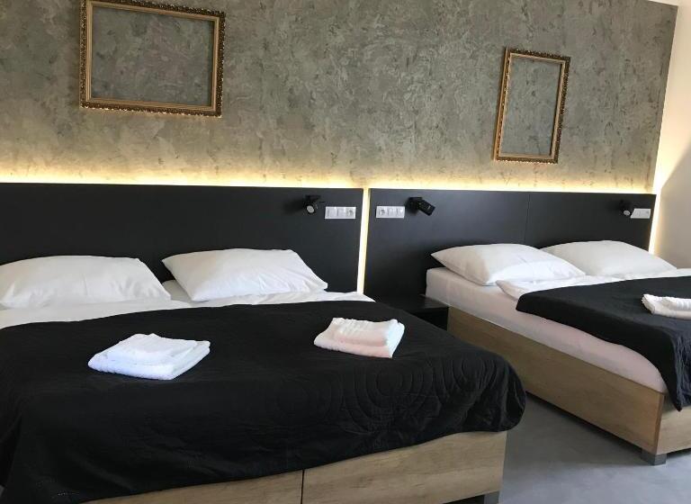 غرفة ديلوكس رباعية, 14dveří