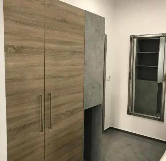 デラックスの4人部屋, 14dveří