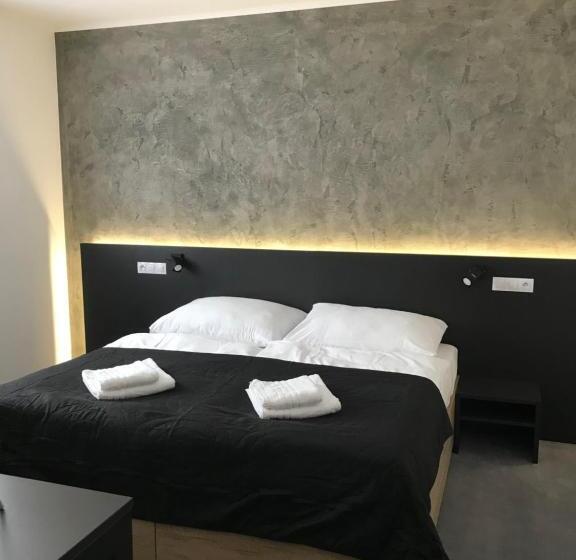 غرفة ديلوكس رباعية, 14dveří