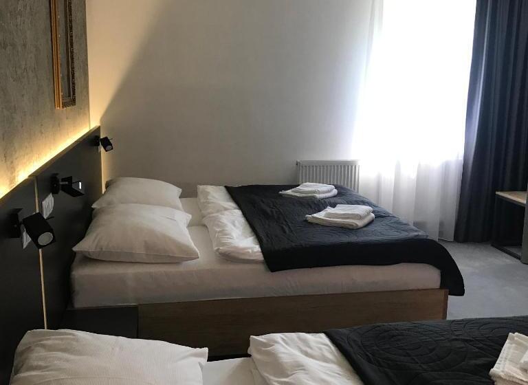 غرفة ديلوكس رباعية, 14dveří