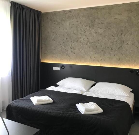 غرفة ديلوكس رباعية, 14dveří