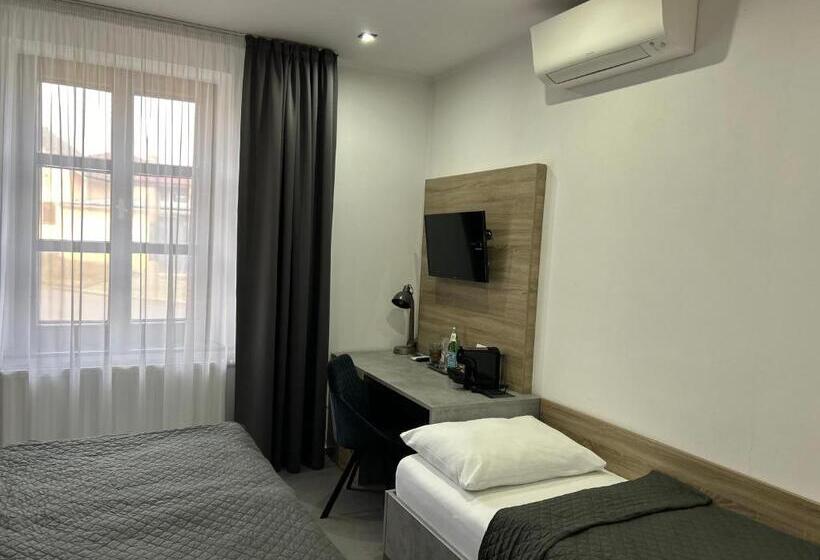 غرفة ديلوكس ثلاثية, 14dveří