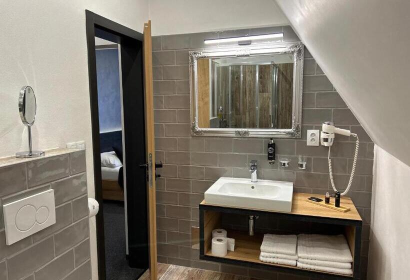 غرفة ديلوكس ثلاثية, 14dveří