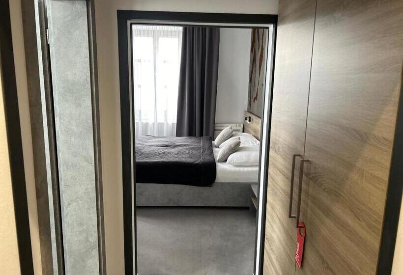 غرفة ديلوكس ثلاثية, 14dveří