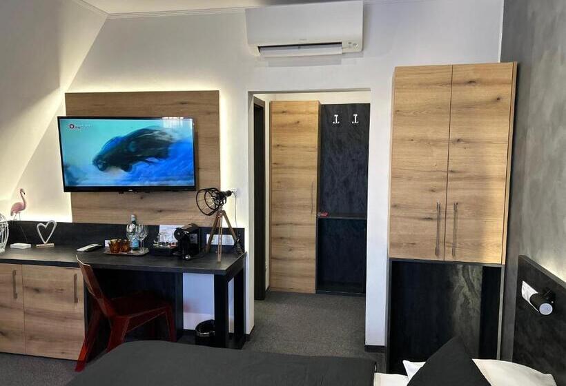 غرفة ديلوكس ثلاثية, 14dveří