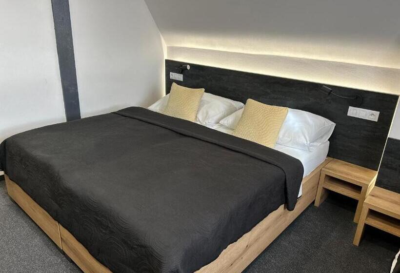 غرفة ديلوكس ثلاثية, 14dveří