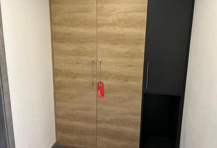 غرفة ديلوكس, 14dveří