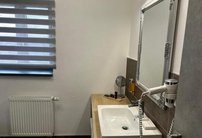 غرفة ديلوكس, 14dveří