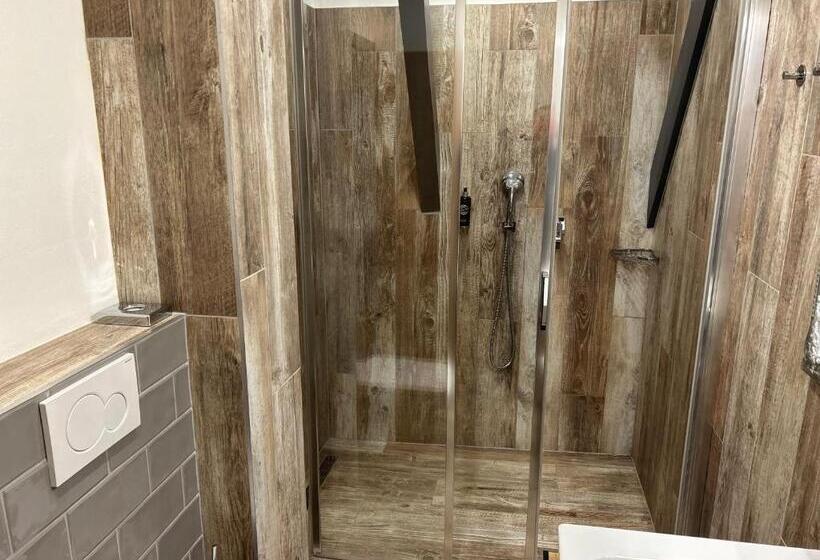 غرفة ديلوكس, 14dveří