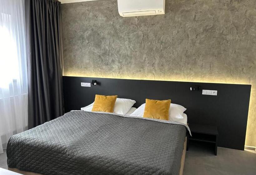 غرفة ديلوكس رباعية, 14dveří