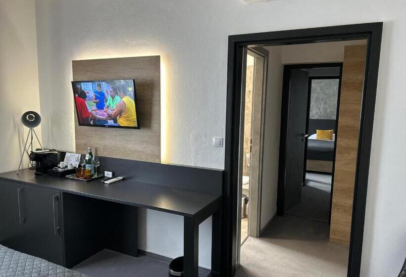 غرفة ديلوكس رباعية, 14dveří