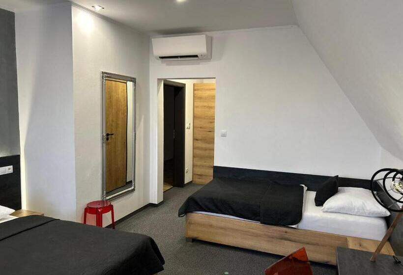 غرفة ديلوكس رباعية, 14dveří