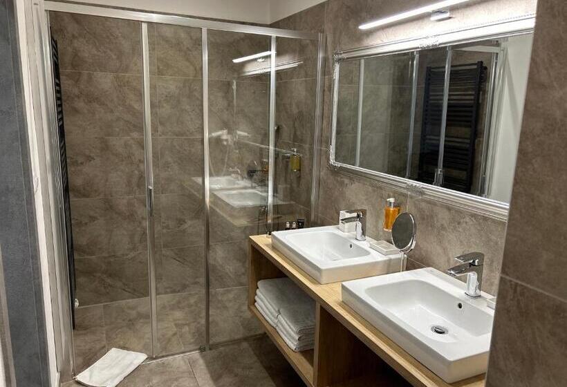 غرفة ديلوكس رباعية, 14dveří