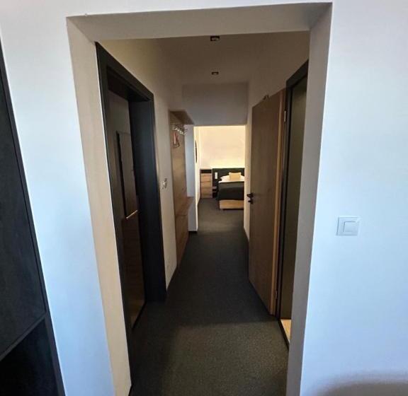 غرفة ديلوكس عائلية, 14dveří