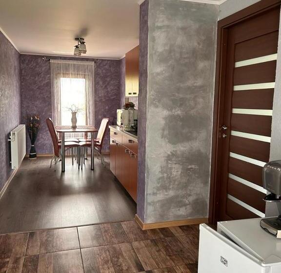 家庭间, Colț De Rai   Camera De Inchiriat