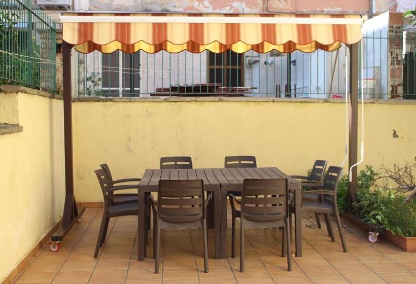 شقة غرفتين, La Casa Dell Emigrante