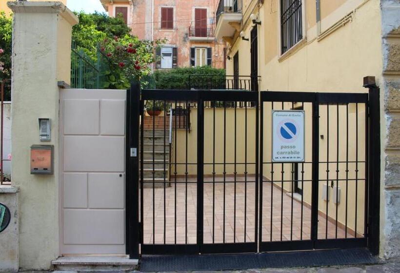 شقة غرفتين, La Casa Dell Emigrante