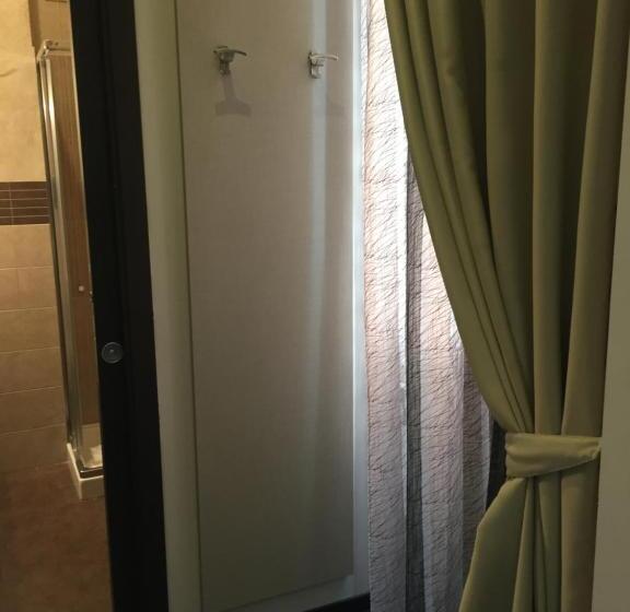 اتاق اکونومی, Les Chambres De La Place