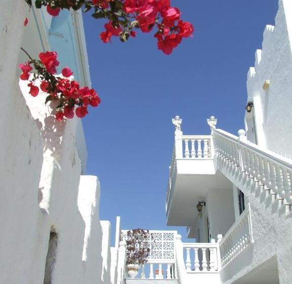 オーシャンビュースーペリアワンルーム, Castellino Studios