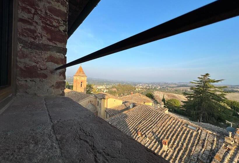 חדר קומפורט לשלושה, Antica Torre Del Borgo