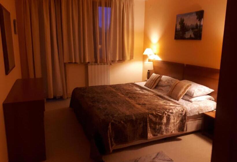 דירת חדר עם טרסה, Enjoy Studios And Lovely Apartment Villa Park