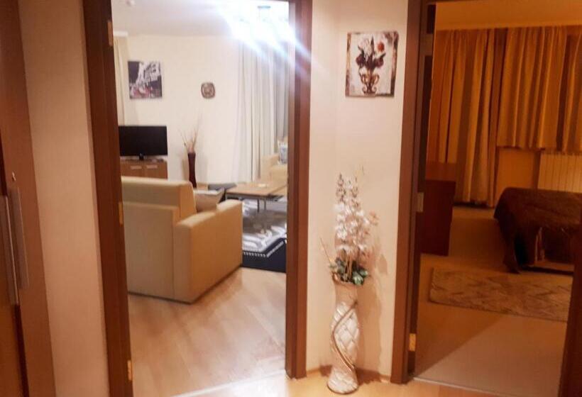 דירת חדר עם טרסה, Enjoy Studios And Lovely Apartment Villa Park