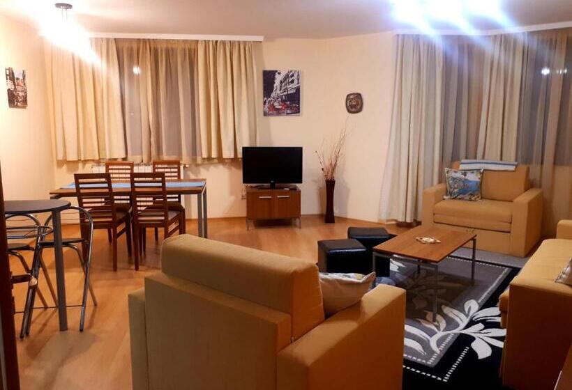 דירת חדר עם טרסה, Enjoy Studios And Lovely Apartment Villa Park