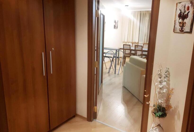 דירת חדר עם טרסה, Enjoy Studios And Lovely Apartment Villa Park