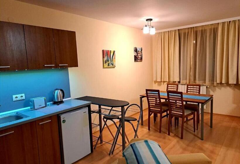 דירת חדר עם טרסה, Enjoy Studios And Lovely Apartment Villa Park