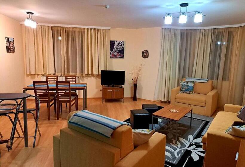 דירת חדר עם טרסה, Enjoy Studios And Lovely Apartment Villa Park