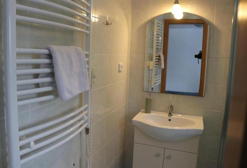 غرفة قياسية ثلاثية, Penzion Vlčárna