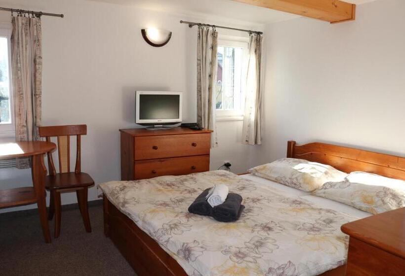 غرفة قياسية رباعية, Penzion Vlčárna