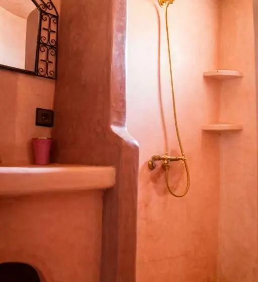 Standard Kolmen Hengen Huone, Riad Amar