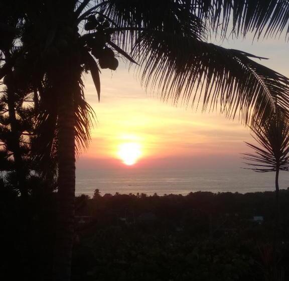 بانگلوی استاندارد با چشمانداز دریا, Casa Terranova