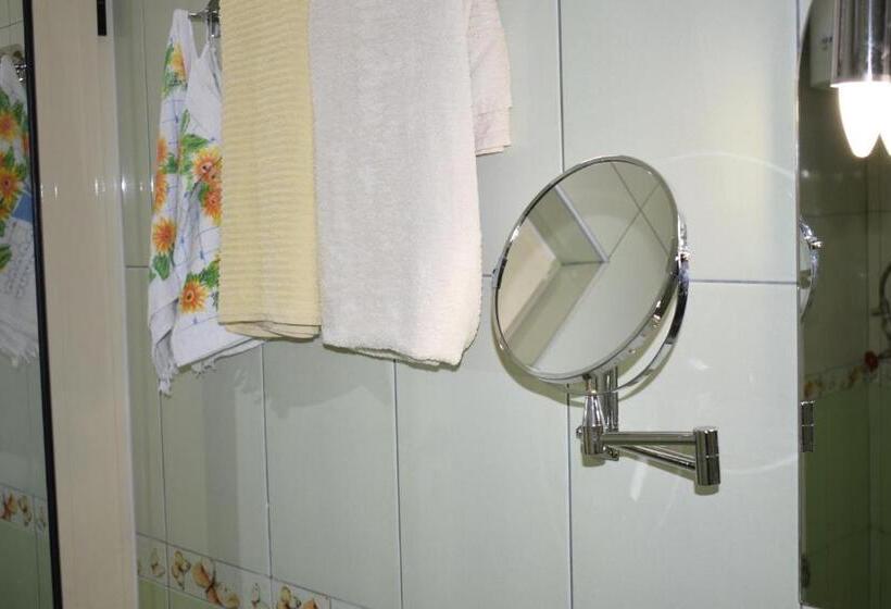 غرفة ديلوكس ثلاثية, Guest Rooms Waterfall